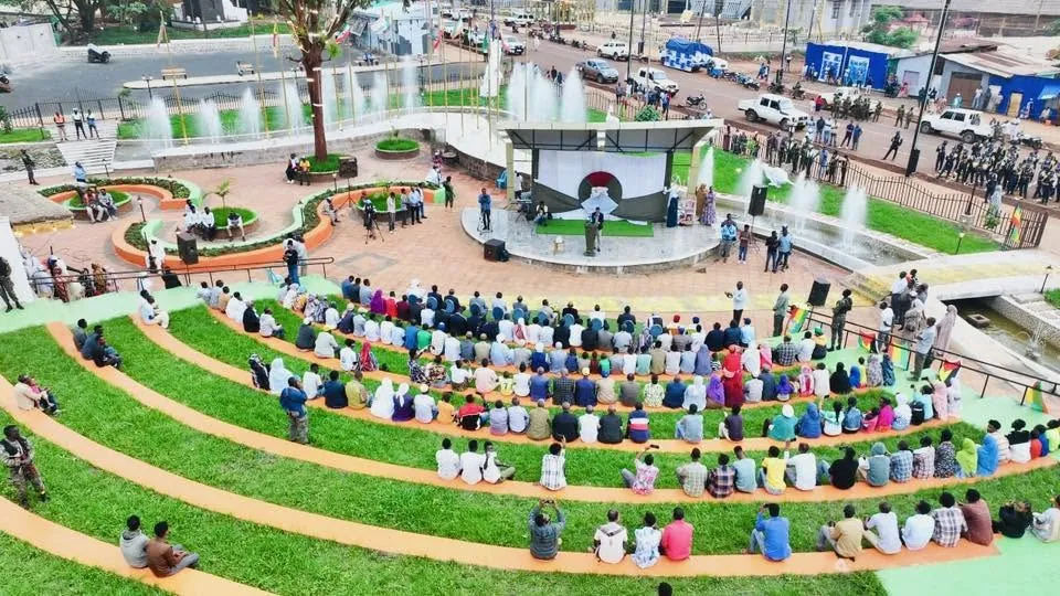 Event on the stage with the fountains running behind